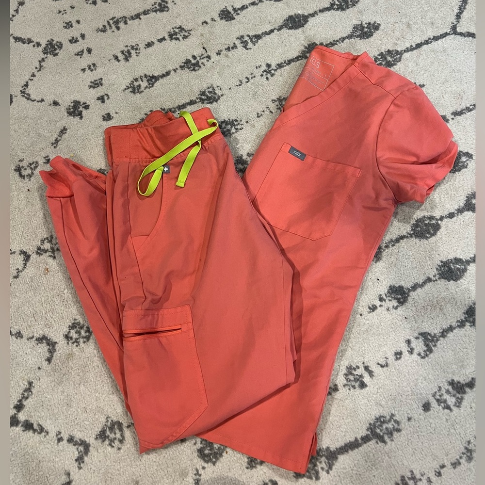 Well loved figs scrub set, both size small
